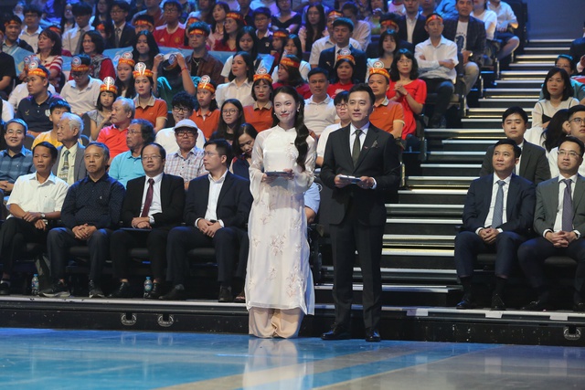 Hình ảnh khác của MC Khánh Vy - Ngọc Huy ở Chung kết Olympia 2023 - Ảnh 2.