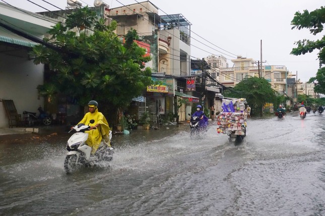 Mưa như trút nước, nhiều tuyến đường ở TPHCM chìm trong biển nước - Ảnh 6.