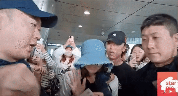 Lisa lộ vẻ mệt mỏi, chỉ có 2 fan đón ở sân bay sau ồn ào biểu diễn tại hộp đêm thoát y - Ảnh 8.