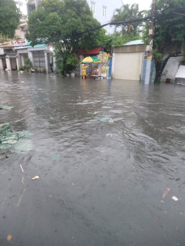 Mưa như trút nước, nhiều tuyến đường ở TPHCM chìm trong biển nước - Ảnh 5.