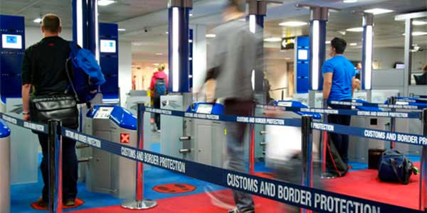 Passport truyền thống có trở nên lỗi thời? - Ảnh 1. Passport truyền thống có trở nên lỗi thời? - Ảnh 1.