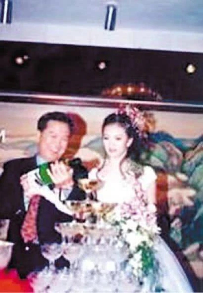 Mỹ nhân đẹp nhất Hoàn Châu Cách Cách U50 vẫn trẻ khó tin: Bỏ nghề làm dâu hào môn rồi bị chồng con coi thường - Ảnh 6. Mỹ nhân đẹp nhất Hoàn Châu Cách Cách U50 vẫn trẻ khó tin: Bỏ nghề làm dâu hào môn rồi bị chồng con coi thường - Ảnh 6.