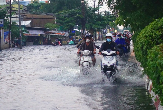 Mưa như trút nước, nhiều tuyến đường ở TPHCM chìm trong biển nước - Ảnh 1.