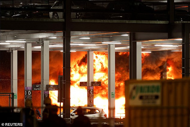 Hỏa hoạn dữ dội ở bãi đậu xe sân bay khiến nhiều tòa nhà chìm trong biển lửa, nhiều người nhập viện do ngạt khói
