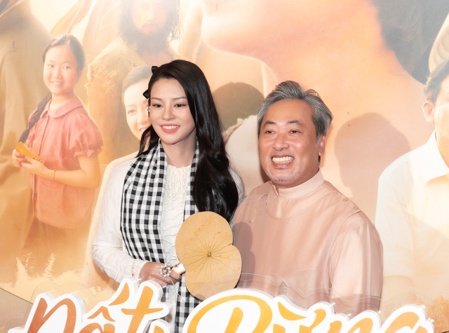 Đạo diễn Nguyễn Quang Dũng tình tứ bên bạn gái Bùi Lan Hương, có hành động đánh dấu chủ quyền trên thảm đỏ - Ảnh 3.