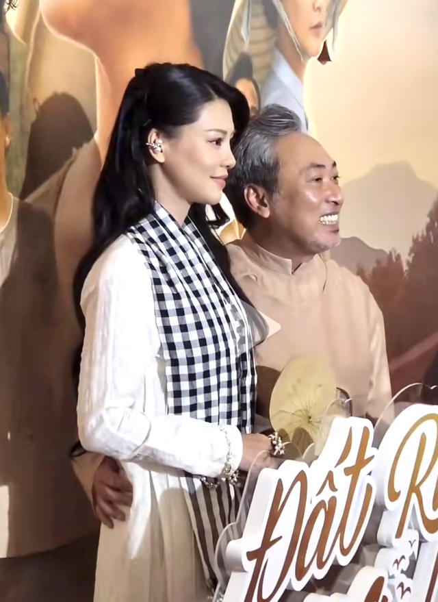 Đạo diễn Nguyễn Quang Dũng tình tứ bên bạn gái Bùi Lan Hương, có hành động đánh dấu chủ quyền trên thảm đỏ - Ảnh 5.