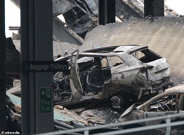 Hỏa hoạn ở sân bay Luton: Tiết lộ khoảnh khắc xe hơi phát nổ, toàn bộ bãi để xe đổ sập trong tích tắc - Ảnh 5.