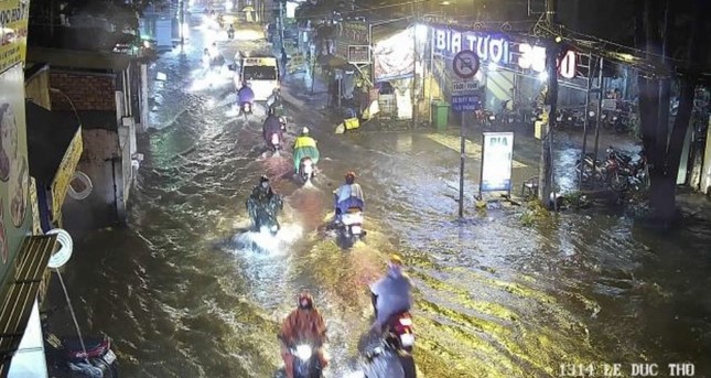Mưa lớn vào giờ tan tầm, nhiều tuyến đường ở TPHCM tiếp tục ngập úng - Ảnh 1.