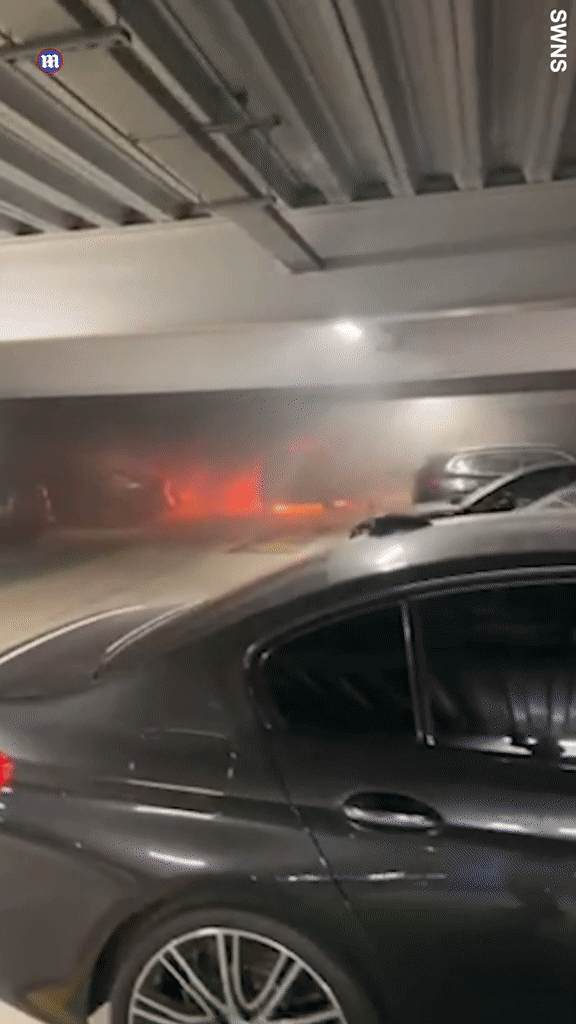 Hỏa hoạn ở sân bay Luton: Tiết lộ khoảnh khắc xe hơi phát nổ, toàn bộ bãi để xe đổ sập trong tích tắc - Ảnh 3.