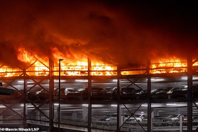 Hỏa hoạn ở sân bay Luton: Hé lộ khoảnh khắc ô tô phát nổ, toàn bộ bãi đỗ xe sụp đổ trong tích tắc