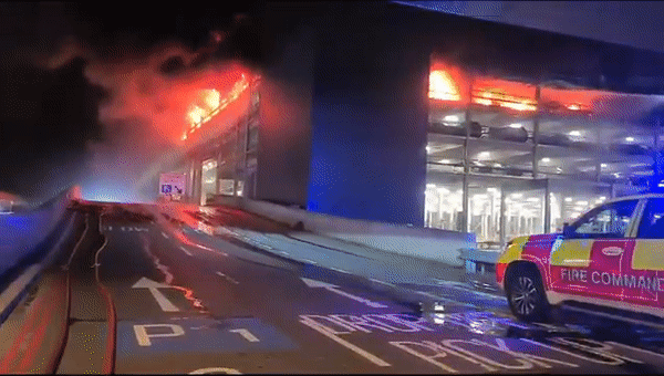 Hỏa hoạn ở sân bay Luton: Tiết lộ khoảnh khắc xe hơi phát nổ, toàn bộ bãi để xe đổ sập trong tích tắc - Ảnh 1.