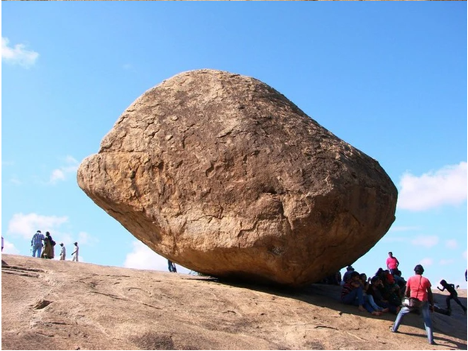 Tảng đá 250 tấn nằm nghiêng trên sườn dốc hơn 1.300 năm không đổ - Ảnh 2.