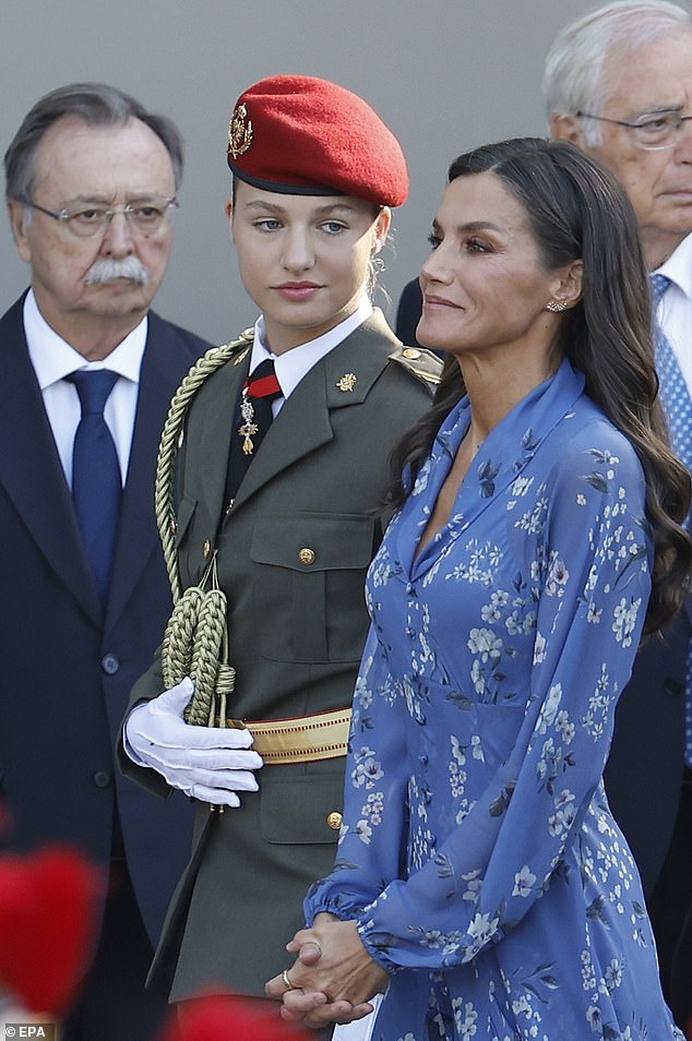 Nữ thân vương Leonor diện trang phục quân đội, thu hút sự chú ý trong lễ mừng Quốc khánh Tây Ban Nha - Ảnh 5.