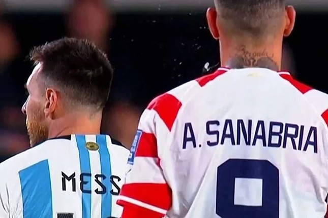 Tranh cãi việc Messi bị cựu cầu thủ Barca phun mưa vào lưng - Ảnh 2.