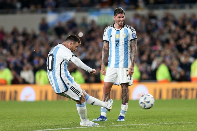 Messi trong ngày tái xuất tuyển quốc gia: Được vỗ tay không ngớt, suýt lập 2 siêu phẩm - Ảnh 2.