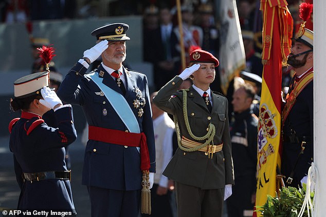 Nữ thân vương Leonor diện trang phục quân đội, thu hút sự chú ý trong lễ mừng Quốc khánh Tây Ban Nha - Ảnh 4.