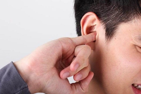 Thanh niên 21 tuổi thủng màng nhĩ do viêm tai giữa từ nhỏ - Ảnh 1.