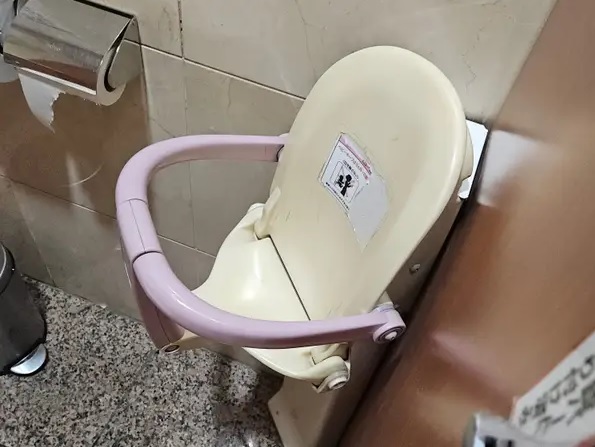 Cô gái Mỹ đến Nhật, sửng sốt khi thấy tất cả nhà vệ sinh công cộng đều có đặc điểm này
