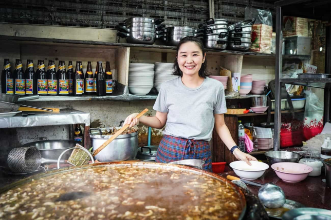 有名な日本食レストランは、60年間掃除されていないソースの入ったポットを出して客を驚かせた。 見た目はひどいですが、いつも人で賑わっています - 写真 4。