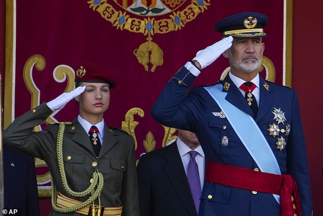 Nữ thân vương Leonor diện trang phục quân đội, thu hút sự chú ý trong lễ mừng Quốc khánh Tây Ban Nha - Ảnh 3.