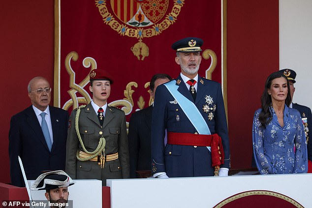 Nữ thân vương Leonor diện trang phục quân đội, thu hút sự chú ý trong lễ mừng Quốc khánh Tây Ban Nha - Ảnh 2.
