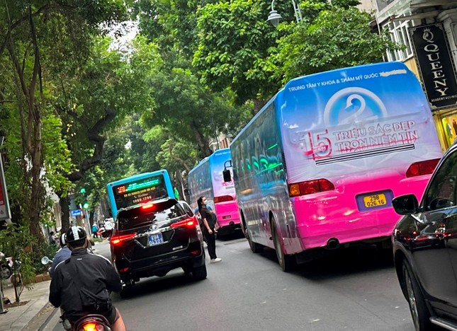 Xe khách trùm quảng cáo tiếp tục diễu phố, vượt đèn đỏ tại Hà Nội - Ảnh 6.