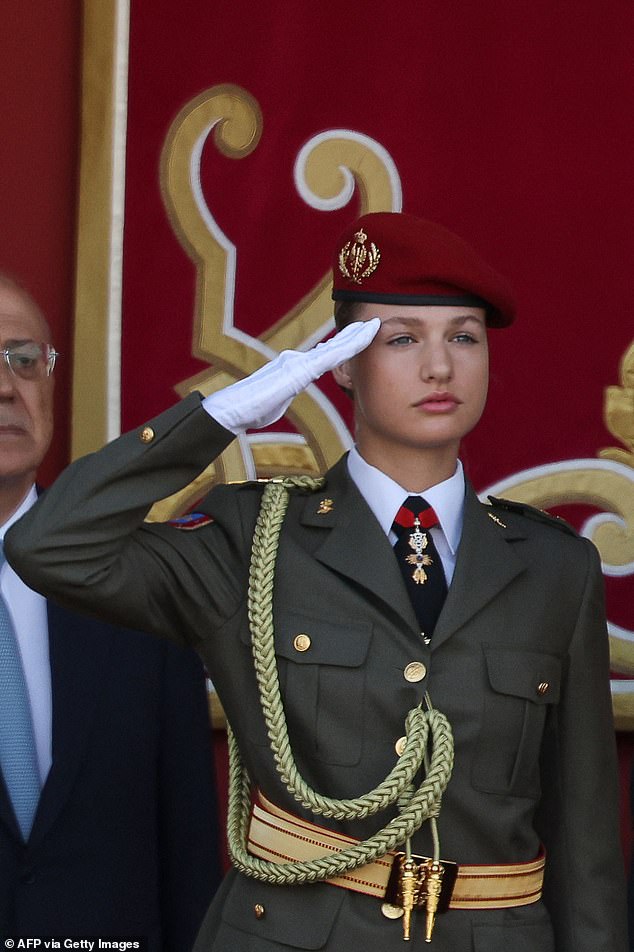 Nữ thân vương Leonor diện trang phục quân đội, thu hút sự chú ý trong lễ mừng Quốc khánh Tây Ban Nha - Ảnh 1.