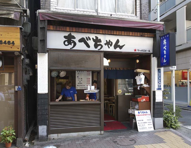 Nhà hàng Nhật Bản nổi tiếng vì có một nồi nước sốt suốt 60 năm không được dọn dẹp, nước sốt tràn ra đóng cục đen thui. Khách hàng vẫn xếp hàng.