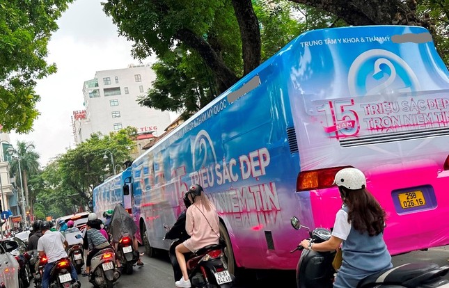 Xe khách trùm quảng cáo tiếp tục diễu phố, vượt đèn đỏ tại Hà Nội - Ảnh 4.