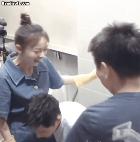 Mỹ nam g&acirc;y sốt MXH v&igrave; nam t&iacute;nh tr&agrave;n m&agrave;n h&igrave;nh, cưng chiều bồng bế bạn diễn nữ như c&ocirc;ng ch&uacute;a - Ảnh 4.