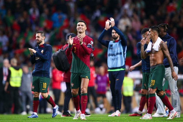 Ronaldo kh&ocirc;ng ngừng lập c&ocirc;ng, nối d&agrave;i kỷ lục m&agrave; Messi rất kh&oacute; bắt kịp - Ảnh 2.