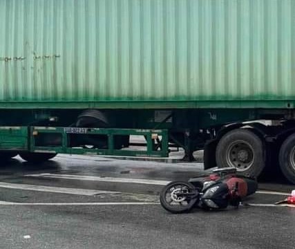 Gặp nạn tr&ecirc;n đường chở ch&aacute;u đến trường, &ocirc;ng bị thương, ch&aacute;u 4 tuổi tử vong - Ảnh 1.