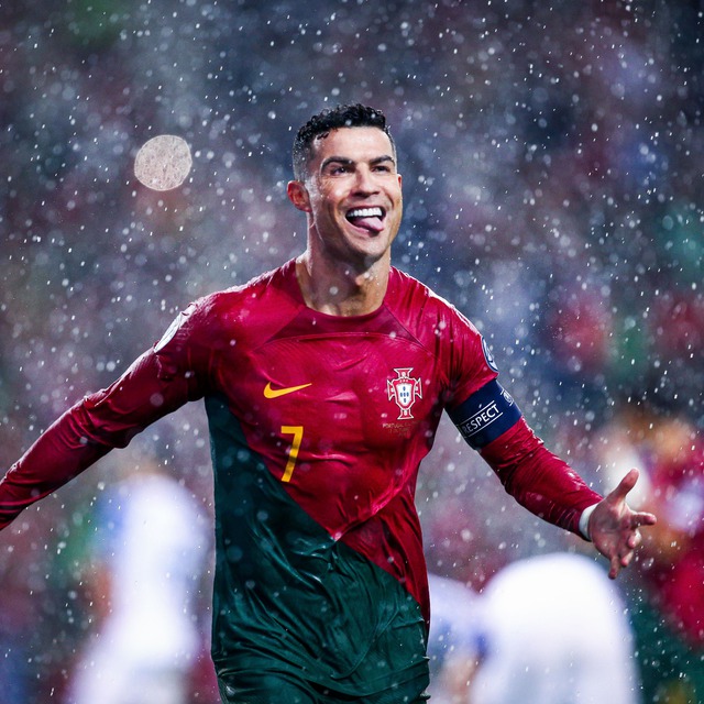 Ronaldo kh&ocirc;ng ngừng lập c&ocirc;ng, nối d&agrave;i kỷ lục m&agrave; Messi rất kh&oacute; bắt kịp - Ảnh 1.