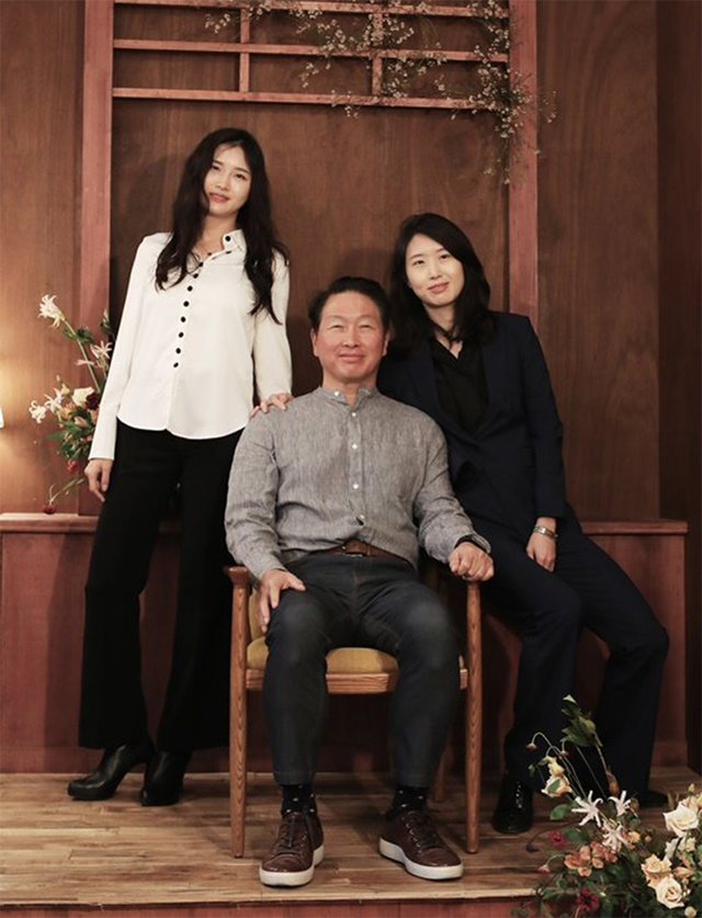 “Công chúa SK” phá vỡ định kiến về giới tài phiệt: Cha giàu nhất nhì Hàn Quốc vẫn làm phục vụ, tình nguyện nhập ngũ - Ảnh 1.