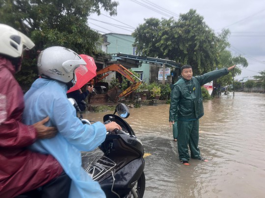 Mưa lớn ở miền Trung: 2 người chết, 12 người mắc kẹt trong nước xiết - Ảnh 13.