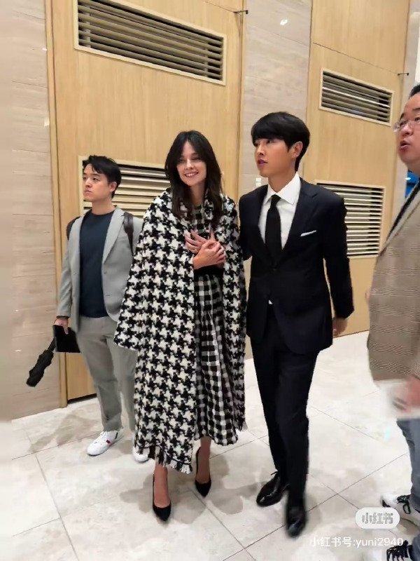Song Joong Ki đưa vợ Tây dự hôn lễ em gái mà như đi thảm đỏ: Katy đẹp hẳn sau sinh, cách tài tử nhìn bà xã gây sốt - Ảnh 4.