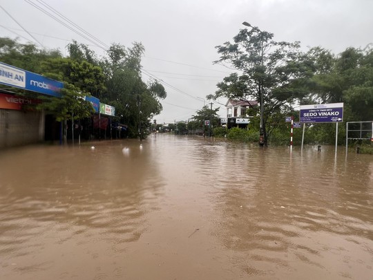 Mưa lớn ở miền Trung: 2 người chết, 12 người mắc kẹt trong nước xiết - Ảnh 11.