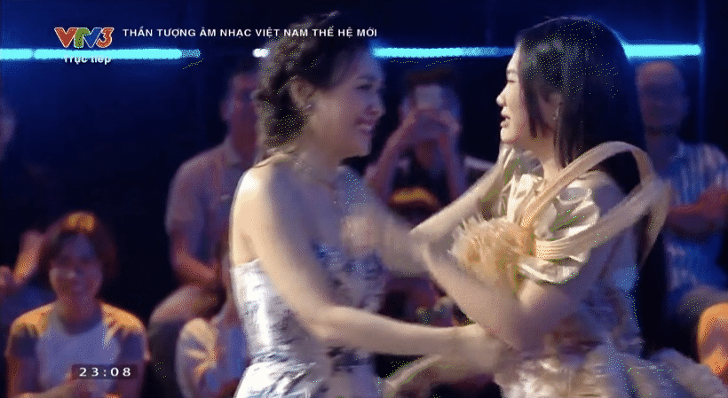 Phương Mỹ Chi bật khóc nức nở khi ôm Mỹ Tâm trên sóng trực tiếp Vietnam Idol - Ảnh 4.