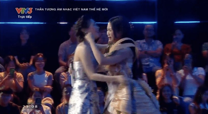 Phương Mỹ Chi bật khóc nức nở khi ôm Mỹ Tâm trên sóng trực tiếp Vietnam Idol - Ảnh 3.