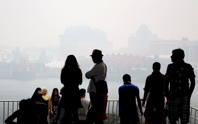 Khói mù tái diễn, đạt mức nguy hại cho sức khỏe ở Singapore