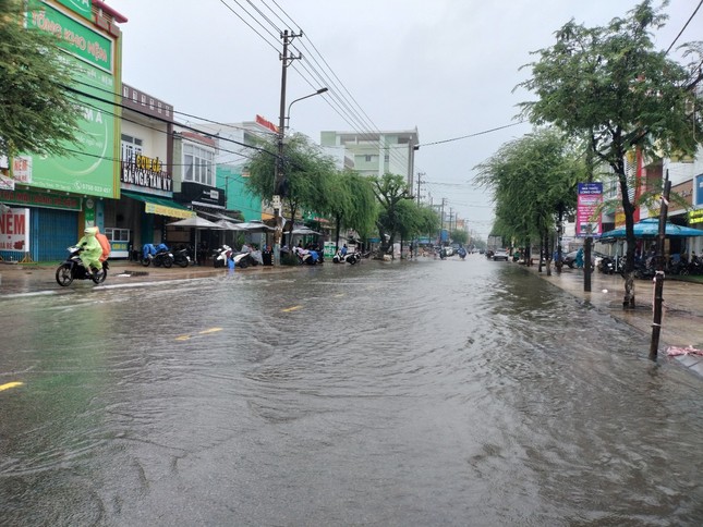 Quảng Nam tiếp tục mưa lớn: Một người mất tích, nhiều tuyến đường ngập sâu - Ảnh 3.