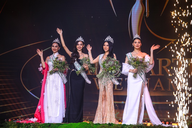 Thí sinh Miss Earth Vietnam thuyết trình như trả bài: Lắp bắp tiếc nuối vì hết giờ, trả lời khó hiểu bằng 2 câu thơ - Ảnh 13.