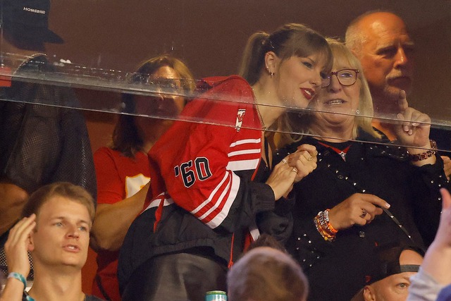 HOT: Taylor Swift công khai nắm tay tình tứ, cùng lên truyền hình với bạn trai cầu thủ bằng tuổi! - Ảnh 10.