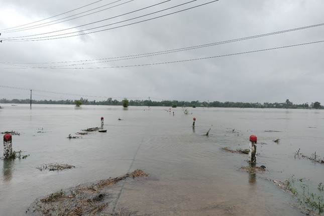 Quảng Nam tiếp tục mưa lớn: Một người mất tích, nhiều tuyến đường ngập sâu - Ảnh 2.