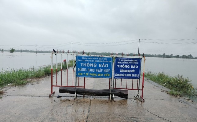 Quảng Nam tiếp tục mưa lớn: Một người mất tích, nhiều tuyến đường ngập sâu - Ảnh 1.