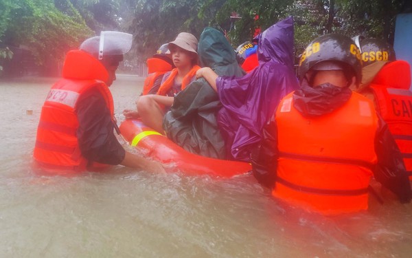 Mưa lũ miền Trung khiến hơn 1.500 ng&ocirc;i nh&agrave; bị ngập, đ&atilde; c&oacute; thiệt hại về người - Ảnh 1.