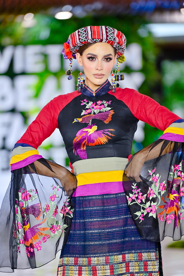 Dàn thí sinh Miss Grand International 4 ngày tại Đà Nẵng: Phát cuồng vì món Việt, bung skill diễn loạt BST áo dài hoành tráng - Ảnh 11.