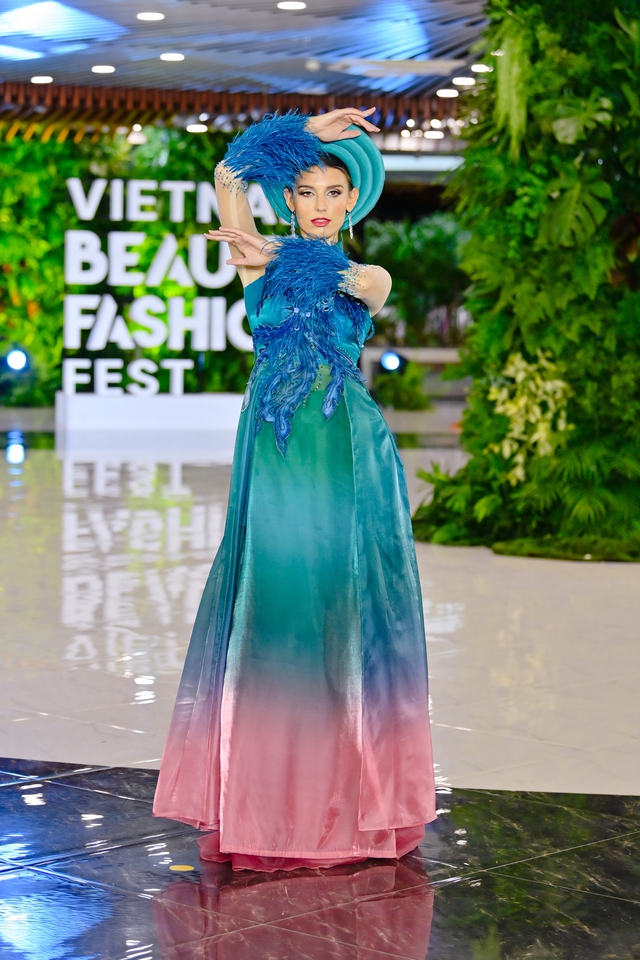 Dàn thí sinh Miss Grand International 4 ngày tại Đà Nẵng: Phát cuồng vì món Việt, bung skill diễn loạt BST áo dài hoành tráng - Ảnh 12.