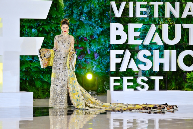 Dàn thí sinh Miss Grand International 4 ngày tại Đà Nẵng: Phát cuồng vì món Việt, bung skill diễn loạt BST áo dài hoành tráng - Ảnh 16.
