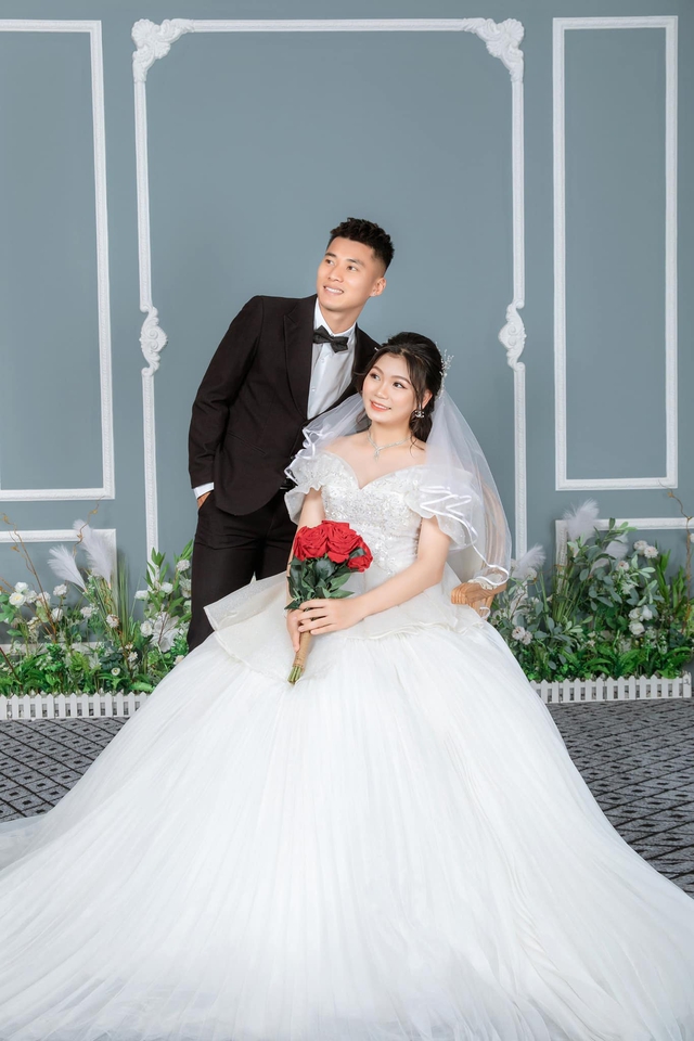 Tiền vệ ĐT Việt Nam đ&oacute;n con đầu l&ograve;ng với cựu cầu thủ ĐT nữ Việt Nam - Ảnh 3.
